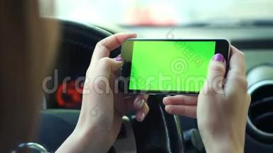 女司机特写，车内绿屏，城市背景绿屏铬键4k.. 把他的手扫过